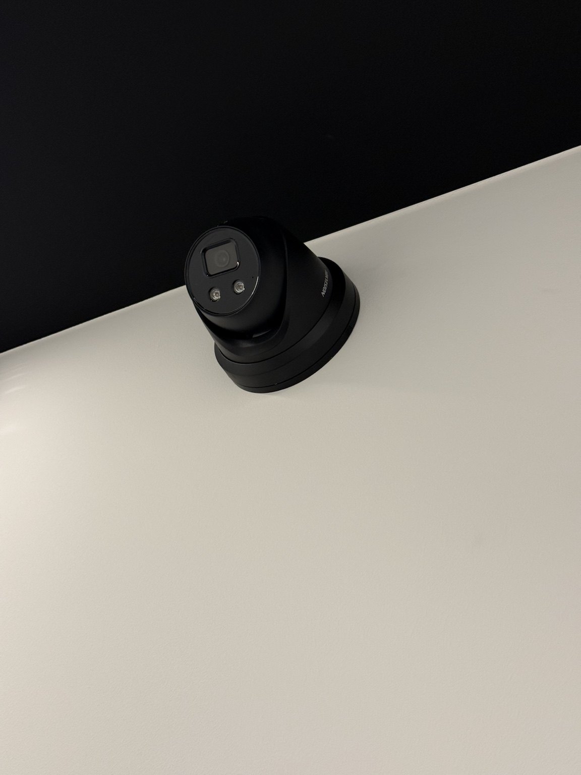 Hikvision Kamera im Büroflur